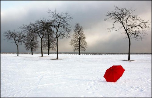 payung-merah-di-tengah-salju